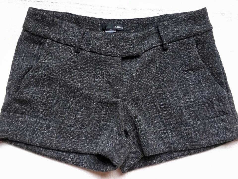 Pantalones cortos Aqua para mujer, talla XS, tweed negro, puños, botones y cremallera, trabillas para cinturón Foto 2 de 4