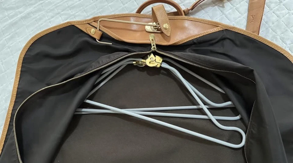 Bolso de ropa Louis Vuitton con percha Foto 3 de 4