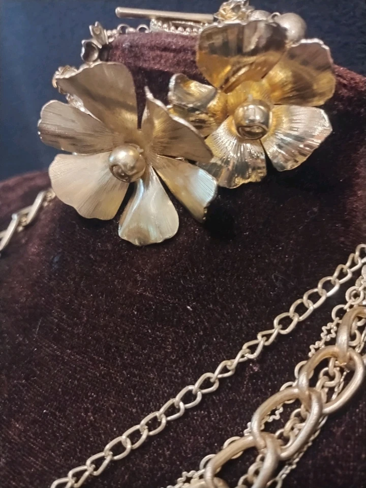 Vintage Jessica Simpson Floral Gold tone Necklace And Bracelet Set - Image 3 of 4