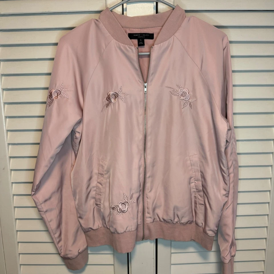 CHAQUETA BOMBER MUJER ROMEO & JULIET COUTURE ROSA BORDADA FEMENINA BARBIECORE Foto 2 de 4