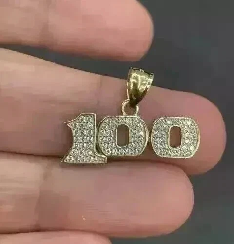 VETEMENTS Ciondolo Charm 3CT RD Diamante Simulato 100 Numero Iniziale Placcato Oro Giallo 14K