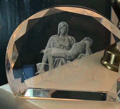 Scultura fermacarte Pietà di Michelangelo vetro trasparente inciso 3D decorazione solida - Foto 2 di 7