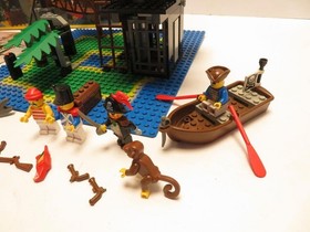 1989 LEGO Legoland Set #6270 Forbidden Island (missing 1 cannon, 2 rifles)