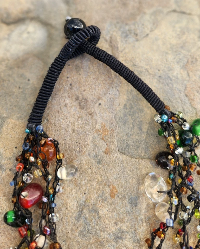 Collar en capas con cuentas de vidrio multicolor con broche artesanal de cuerda negra Foto 4 de 4