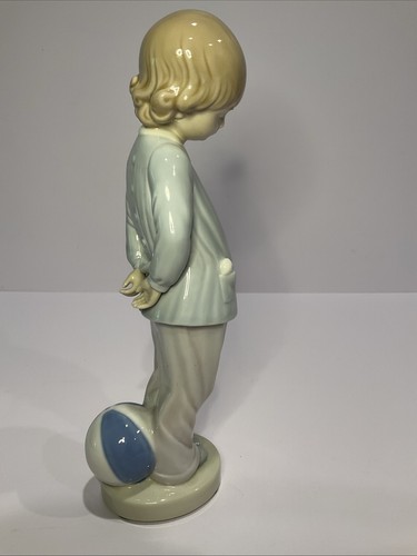 Lovely LLADRO Punishment #4899, Boy w/Soccer Ball Figurine, Glossy Excellent ! - Picture 8 of 14