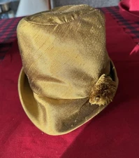 Vintage Magnin & Co Gold Silk Cloche Hat w Pom-Pom – 1940s – Women’s