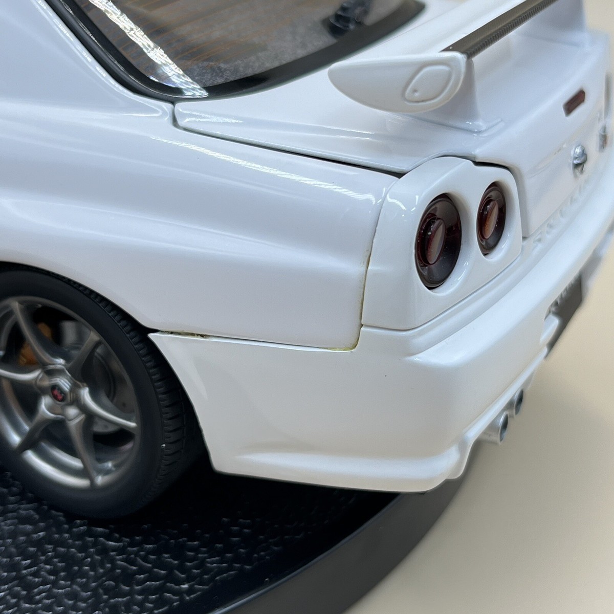 AUTOart1/18 日産スカイライン GT-R R34 V-spec Amazon.com: AUTOart 1/18 Nissan Skyline GT-R (R34) V Spec II