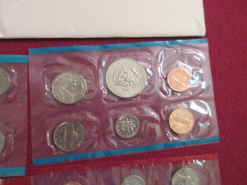 1971 & 1972 P&D Mint Sets with Brilliant Uncirculated US Coins & Envelopes - Picture 9 of 10
