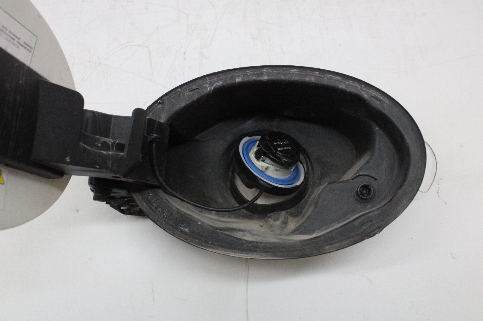 2022 MASERATI LEVANTE MODENA WHITE FUEL FILLER DOOR OEM 2017-2023