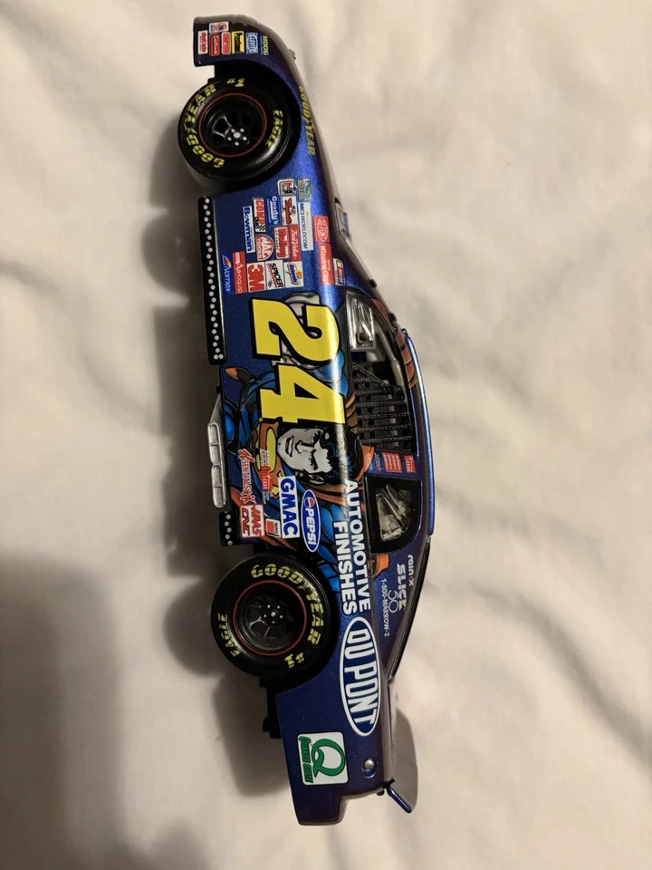 Jeff Gordon #24 DUPONT/SUPERMAN 1999 Chevy Monte Carlo Action NASCAR escala 1:24 - Imagem 2 de 4