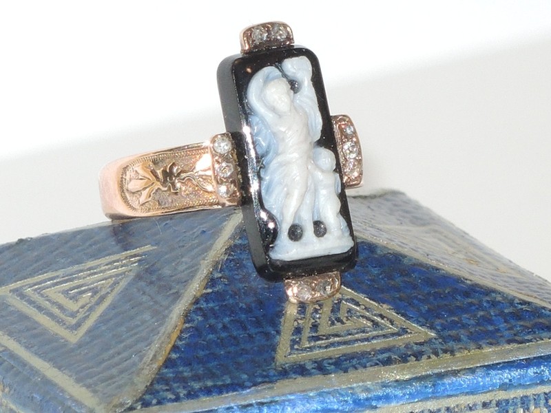 c1870s Bacchante & Putti Cherub 14K Gold Diamonds Carved Onyx / Agate Ring + Box