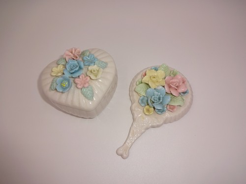 Espejo de mano blanco vintage y corona real corazón baratija caja flores acanaladas florales - Imagen 1 de 16