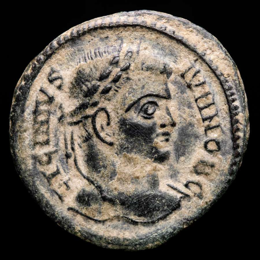 *Lucernae* Licinio II Cesar, Follis Siscia. VOT V en corona de laurel ΔSIS