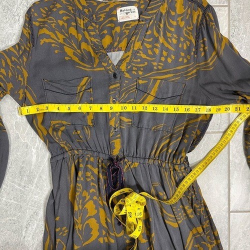 Vestido Blusa Holding Horses Gris y Mostaza Estampado Floral Alto Bajo Talla Mediana - Imagen 4 de 6
