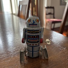 Retro Robot-7 Mechanical Walking Robot Tin Litho working Wind Up Toy.