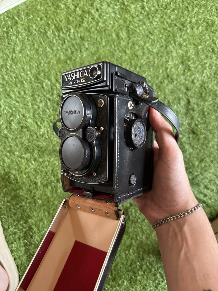 Yashica Mat 124G Pristine Condition With Case - Image 3 of 4