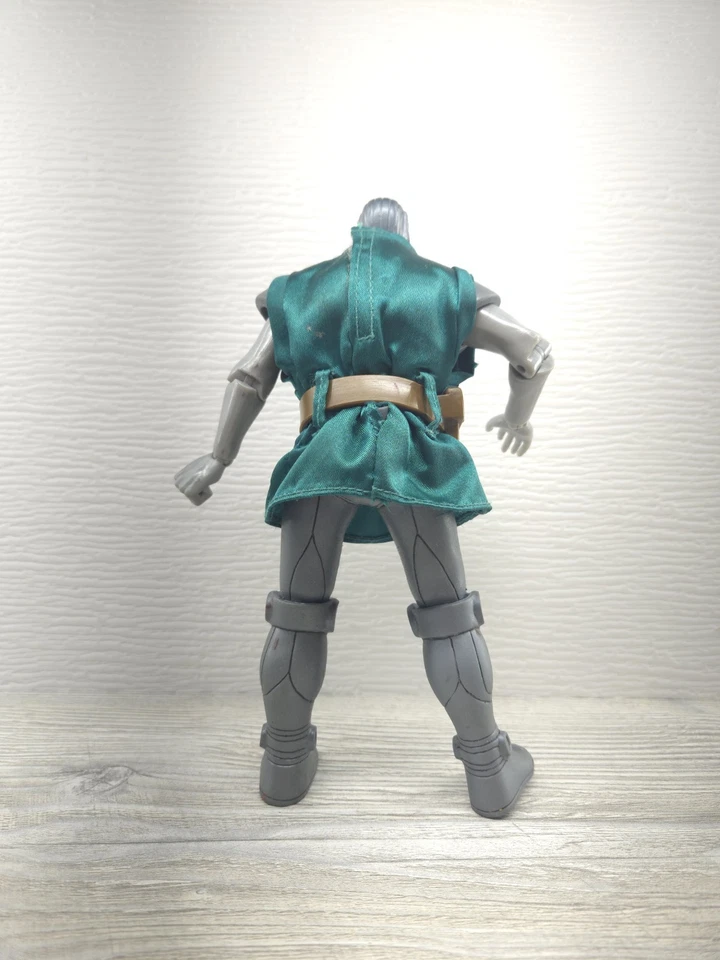 Boneco de ação vintage Marvel Dr. Doom com capa de pano brinquedo clássico anos 90 solto - Imagem 4 de 4