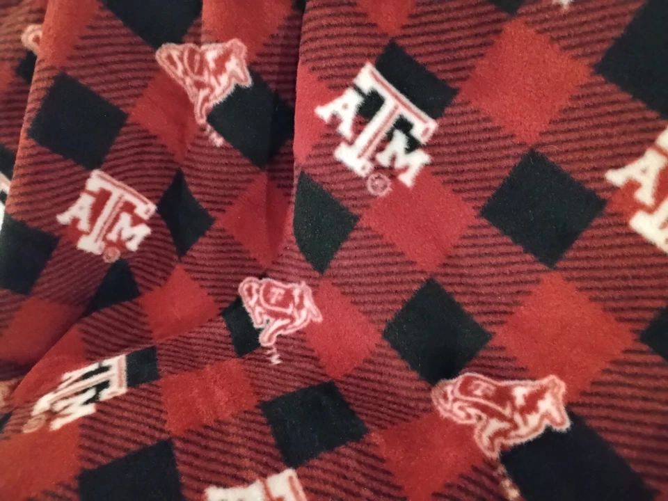 Manta pequeña de lana para bebé Texas A&M University College con súper volantes de ganchillo Foto 2 de 4