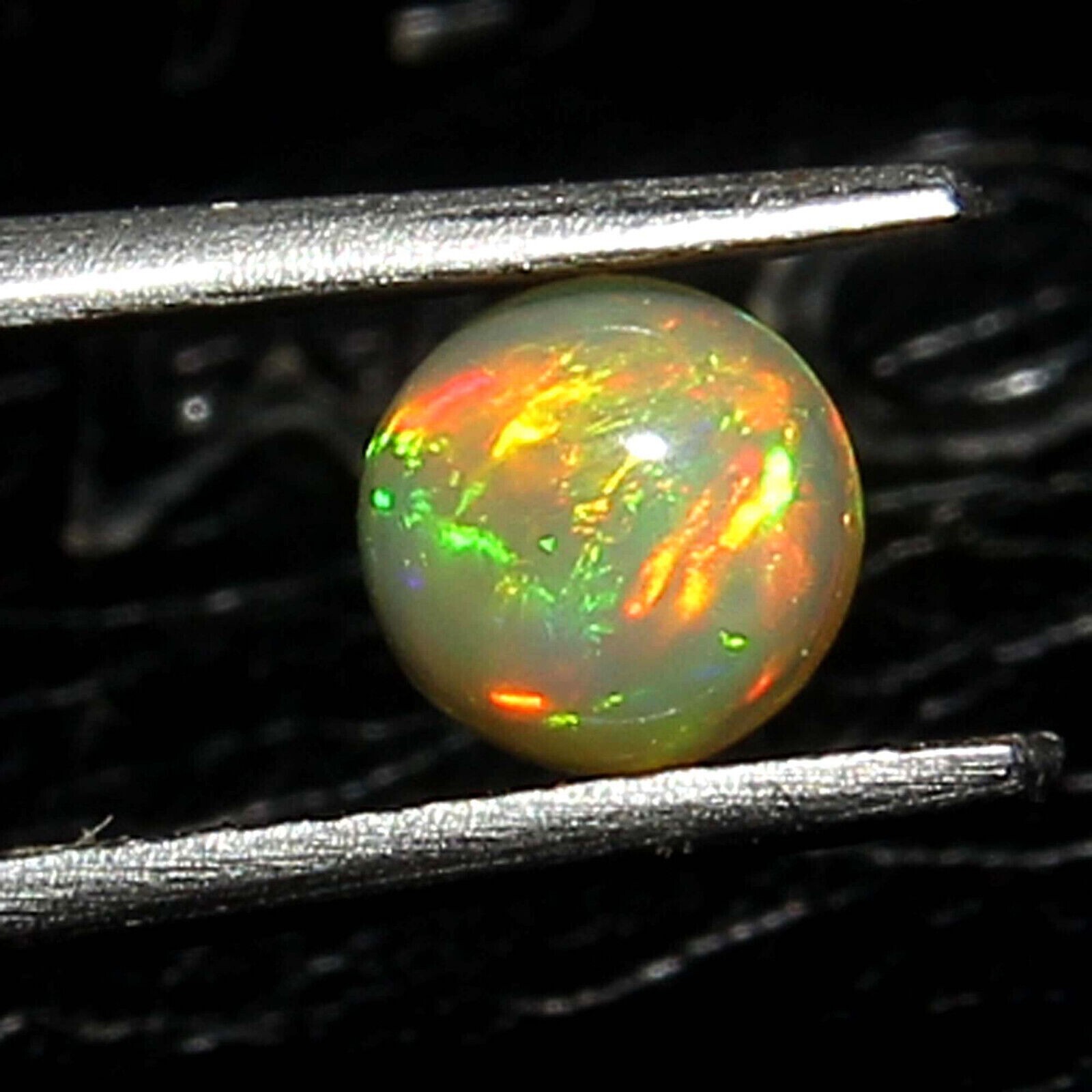 Opale noble de 2,27 Cts calibrée pour remplacer une pierre perdue