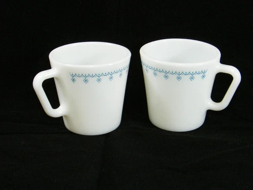 (2) PYREX 1410 SNOWFLAKE GARLAND MILK GLASSES, MUGS, CUPS