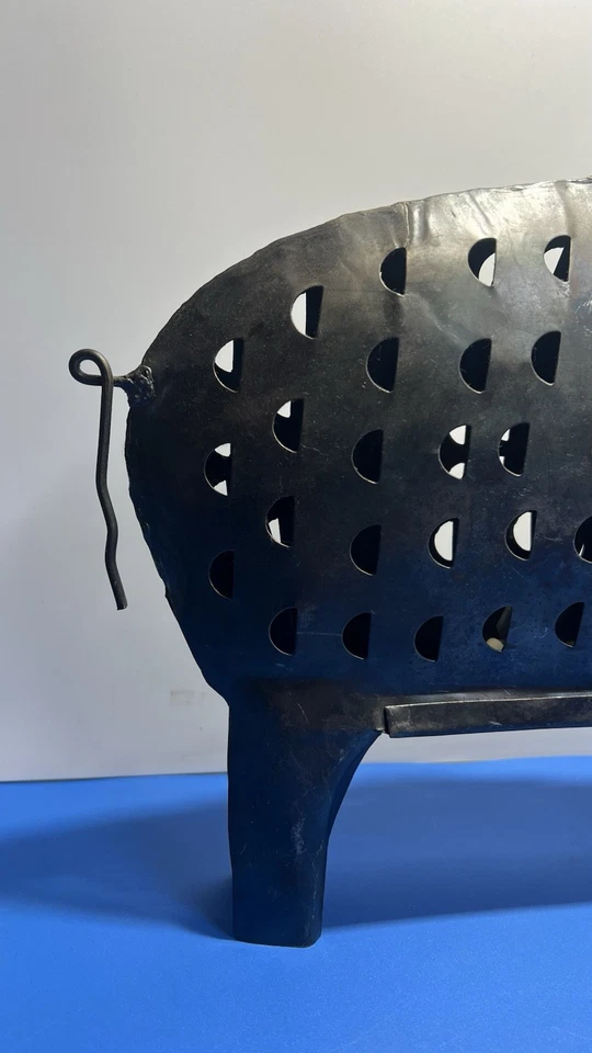 Suporte para lanterna de vela de metal porco – Decoração rústica de fazenda – Feito na Índia – 15” - Imagem 4 de 4