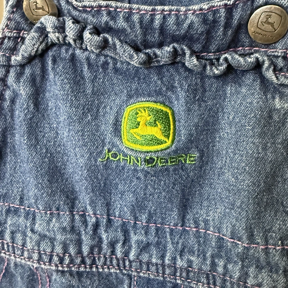 Mono vaquero azul bebé niña John Deere con costuras rosas y patas de botón 9/12 m Foto 2 de 4