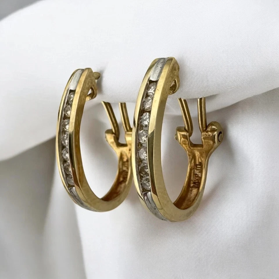 Conjunto de aretes Huggie redondos de canal de diamantes creados en laboratorio de 2 quilates enchapados en oro amarillo de 14 quilates Foto 2 de 4