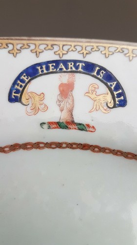 700 XVIII SEC. PIATTO NOBILIARE INGLESE SPETTACOLARE " THE HEART IS ALL " 1700 - Foto 8 di 12