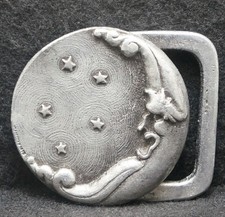 XA03114 VINTAGE 1970s CRESCENT MOON STARS ARTWORK PEWTER MENS BELT BUCKLE