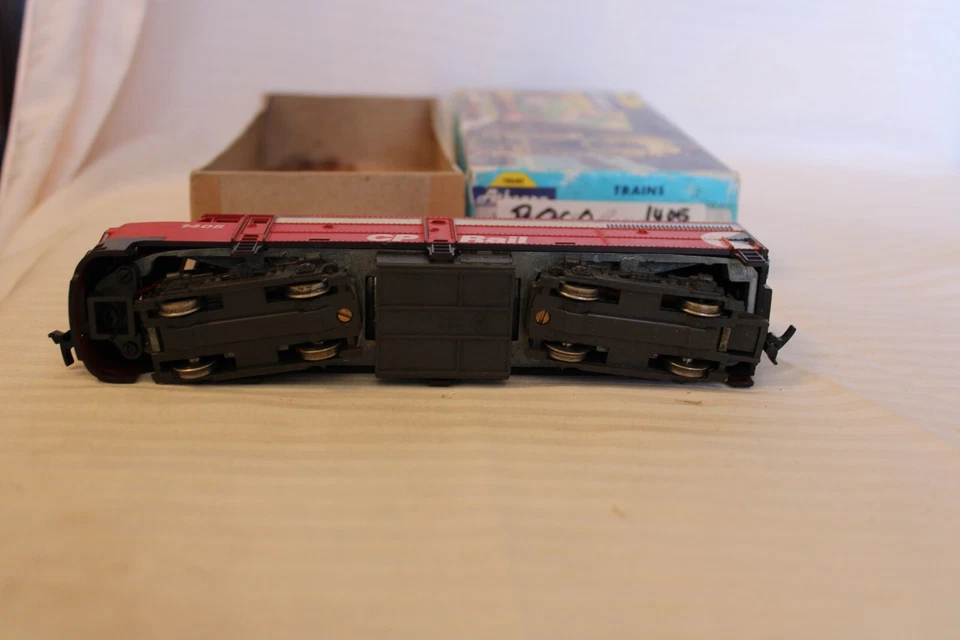 HO Scale Roco, FA-2 Diesel Locomotive, A Unit, CP Rail, Red, #1402 - Image 4 of 4