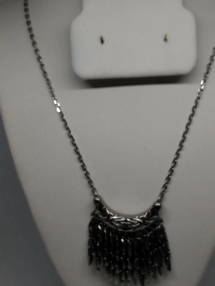 Impresionante Collar Colgante Pluma Colgante J19 Lia Sophia Simple Tono Plata Foto 3 de 4