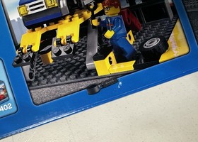 LEGO CITY: Garage (7642) 100% Complete W/ Instructions And Box, Retired