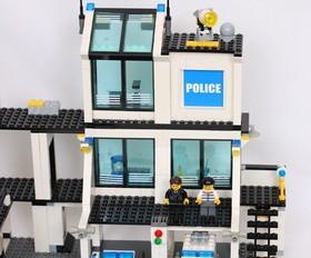 LEGO City 7744 Police Headquarters from 2008 *NEAR COMPLETE*