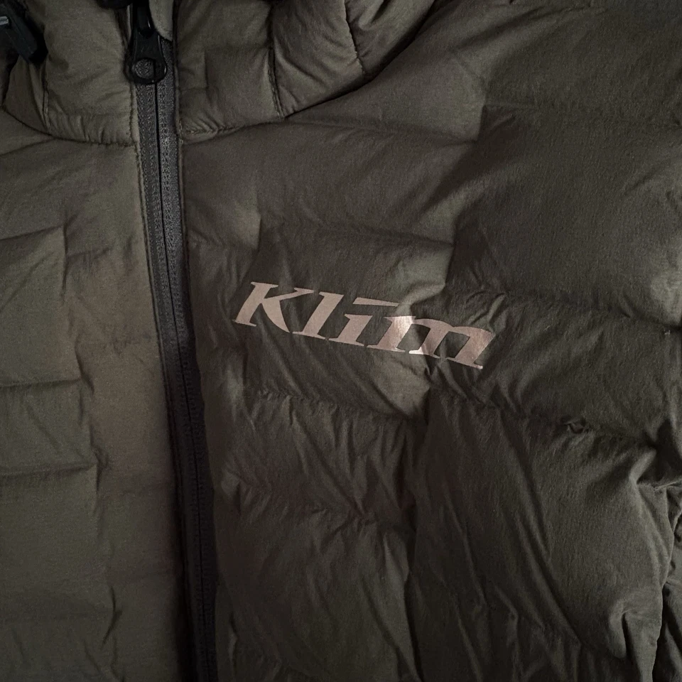 Abrigo acolchado con capucha relleno elástico Klim Luna para mujer talla pequeña Foto 2 de 4