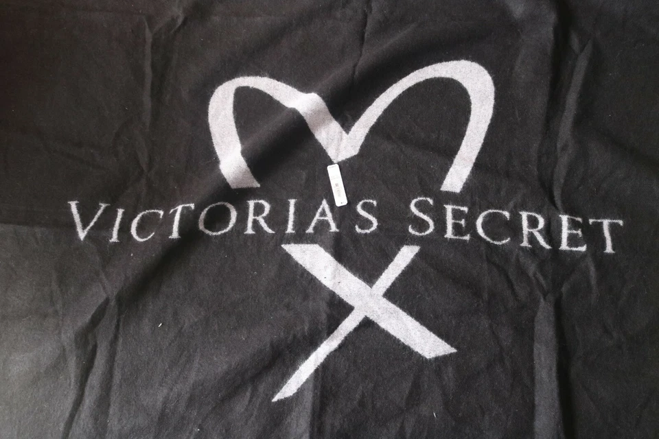 Manta negra para mujer Victoria’s Secret borde con flecos en el corazón talla única Foto 2 de 4