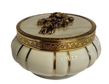 Tarro de porcelana Matson en polvo bronce rosa ramo medallón cubierta rayas doradas
