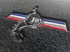 PREMIUM Velours Fußmatten mit STICK für Ford Mustang IV 1994-2004