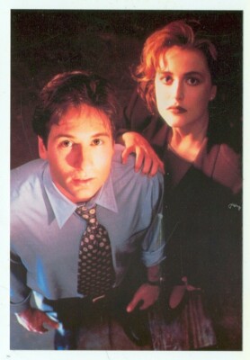 X FILES-FOX MULDER-DANA SCULLY-LOOKING UP-#105-394-4''X6''-POSTCARD--(#9)