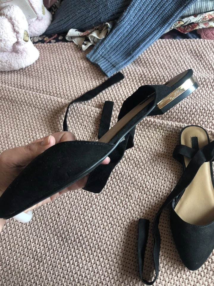 Forever 21 Talla 7 Negro Imitación Gamuza Punta Sin Espalda Correa Dorada  Foto 2 de 3