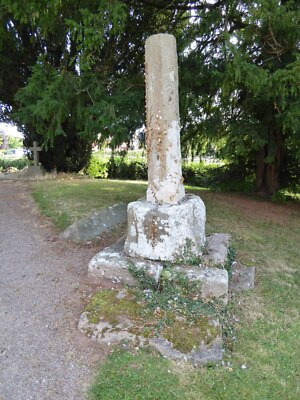 Foto 6x4 Reste eines Kreuzes Reste eines Kreuzes auf dem Kirchhof von Much um 2021