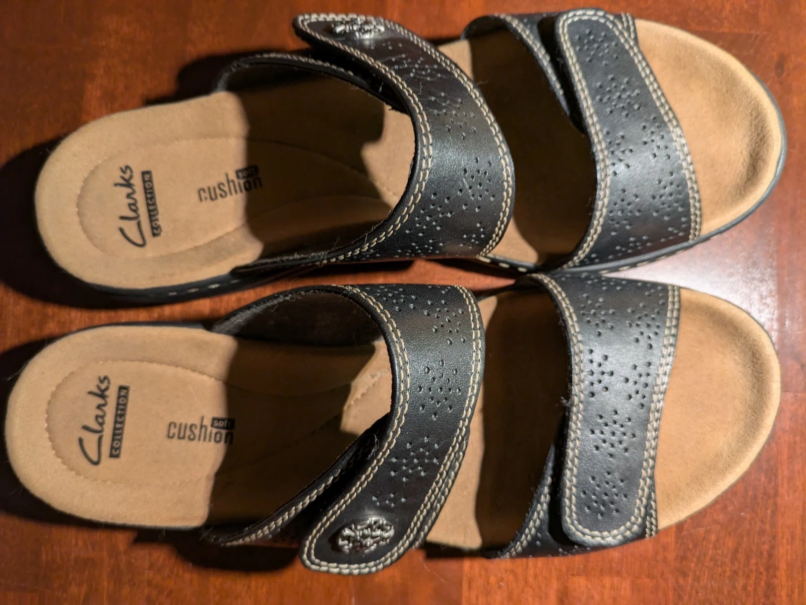 Sandali morbidi ammortizzati collezione Clarks in pelle nera (donna)