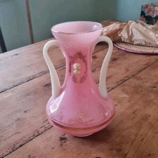 Vase en verre opalin/opaline rose 2 anses décor camée profil