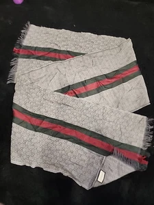Foulard GUCCI laine cachemire GG monogramme G. Authentique