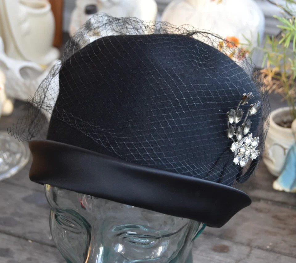 Vintage 1940s Cloche Hat With Netting and Rhinestone Pin Union Made Black Size 7 - Image 2 of 4