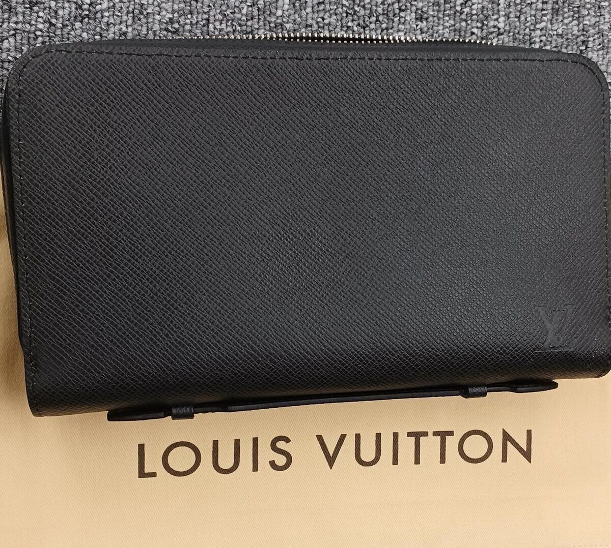 Authentic Louis Vuitton Zippy XL Taiga Leather Black Mens Big