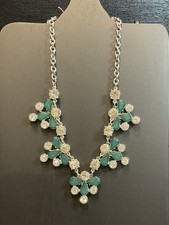 Collar de cadena tono plata nuevo sin etiquetas con gemas verdes y pedrería #1254