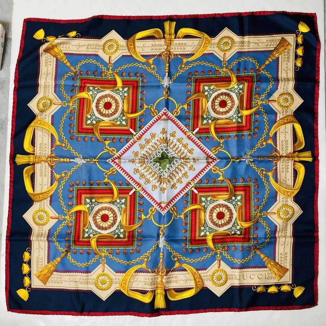 Grande écharpe Gucci motif intégral en soie du Japon