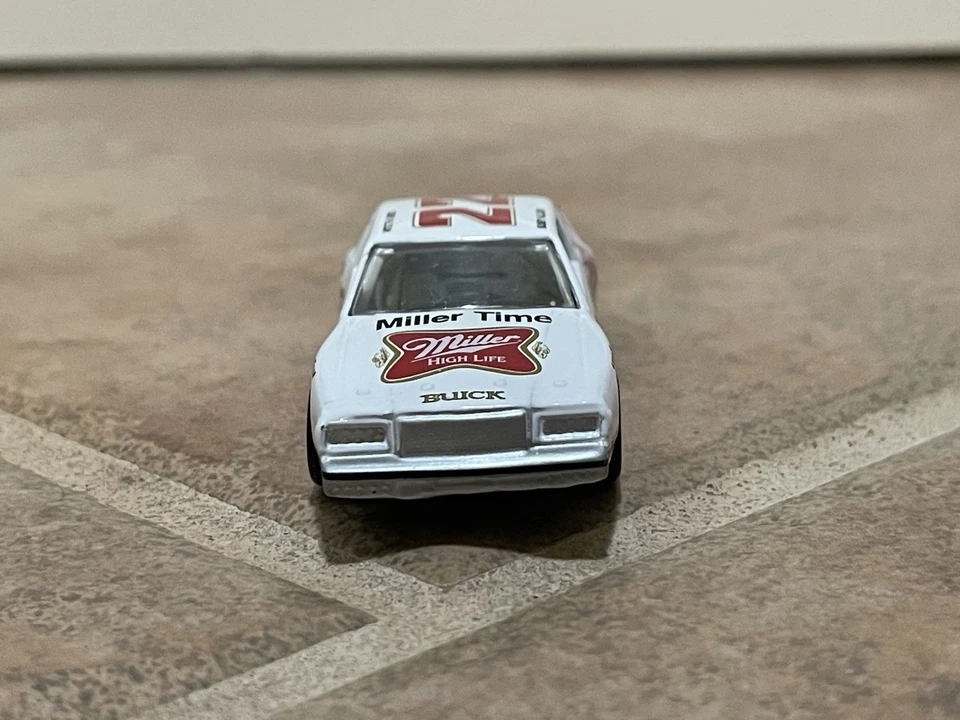Bobby Allison Miller High Life Buick Regal NASCAR 1983 campeón acción 1/64 Foto 4 de 4