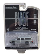 Greenlight RAW CHASE Black Bandit 1985 Chevy Suburban C10 Custom Deluxe 1/64