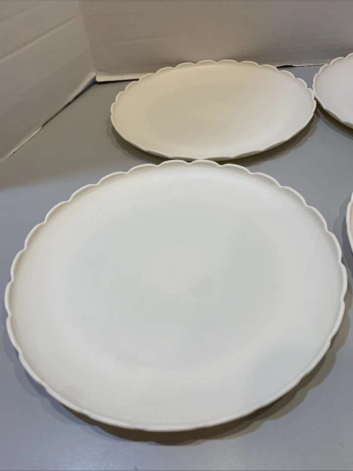 Mainstays 4pc Plastic Dinner Plates-10.5” Round Ribbed Border- Lightweight New - Image 3 of 4